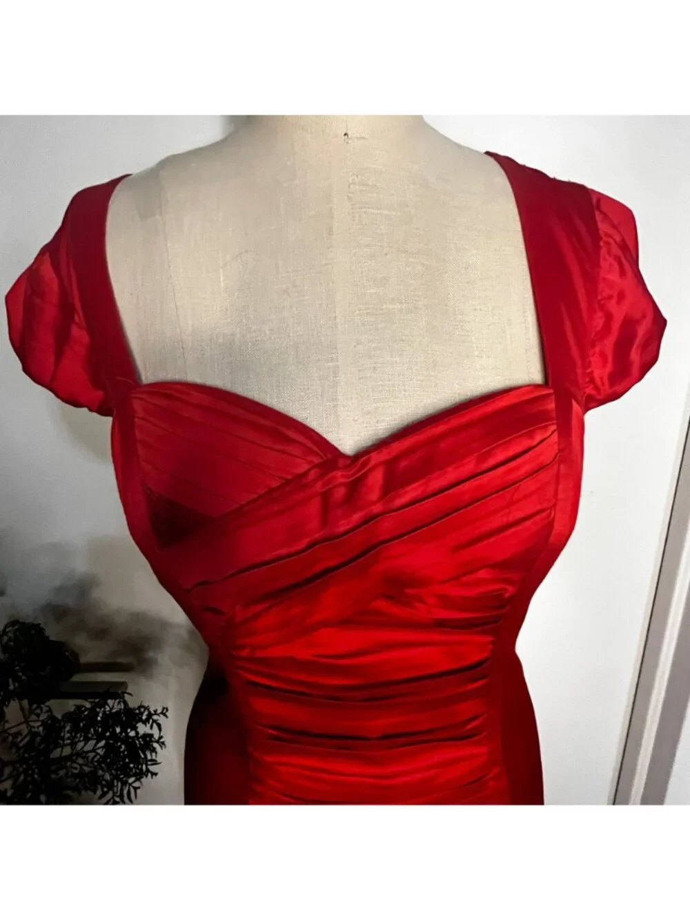 GUESS Cherry Red Ruched, Sweetheart‎ Neck, Satin Bodycon Mini Dress Size 8